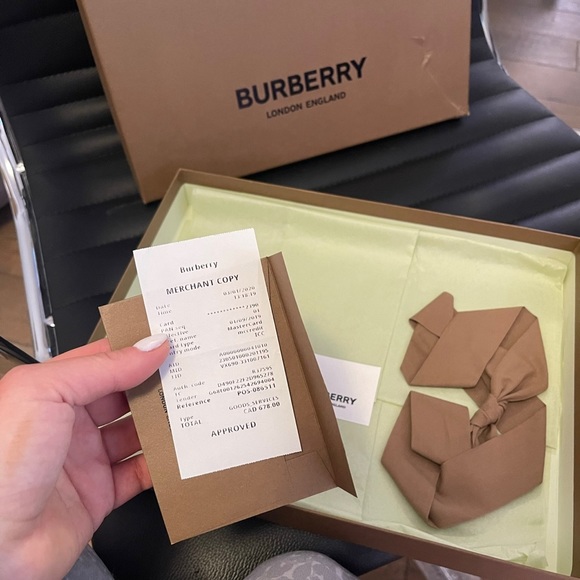 BNWT Burberry Check Cashmere Scarf - Picture 4 of 4